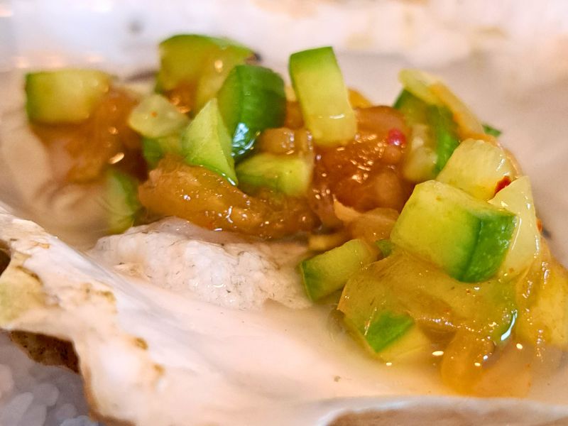 Austern mit Kimchi-Gurken-Relish